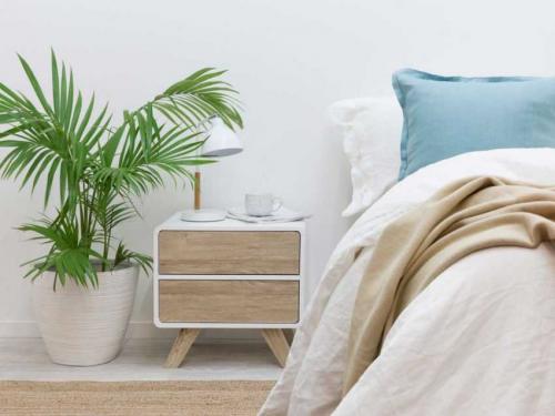 Спальня с одной прикроватной тумбочкой. Прикроватные тумбы для спальни: фото новинок дизайна из каталога 2020 года