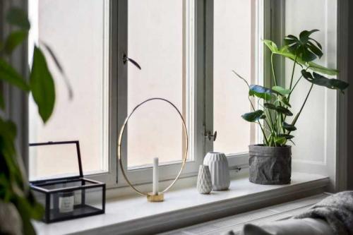 Как украсить подоконник своими руками. Декор подоконника: идеи декора подоконника с мастер-классами от дизайнеров. Идеи украшения подоконника + схемы техник создания декора (150 фото)