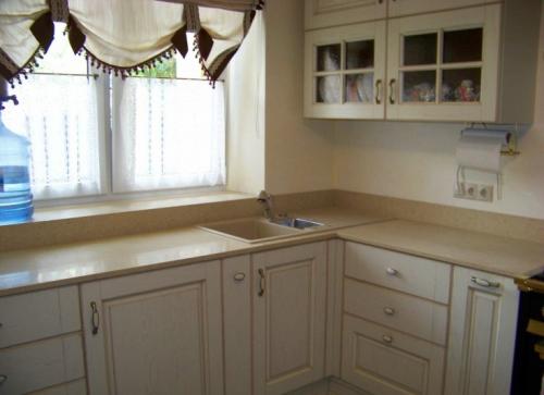 Декор подоконника на кухне. Подоконник на кухне: особенности использования, рекомендации по выбору. 115 фото функциональных подоконников в интерьере кухни