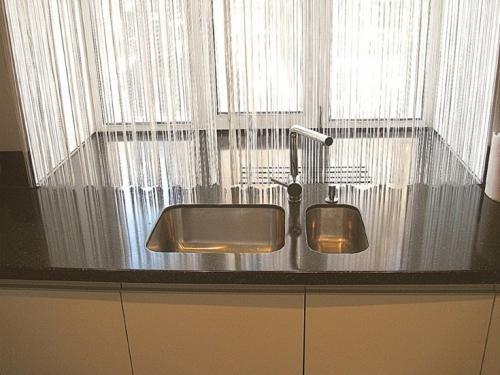 Декор подоконника на кухне. Подоконник на кухне: особенности использования, рекомендации по выбору. 115 фото функциональных подоконников в интерьере кухни