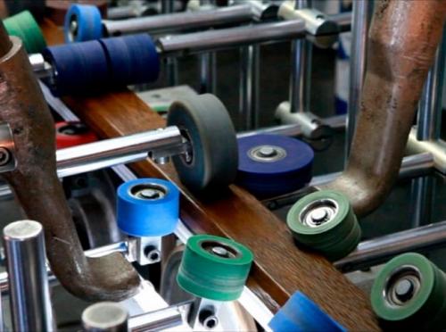 Белое окно коричневый подоконник. Как делаются черные пластиковые окна?