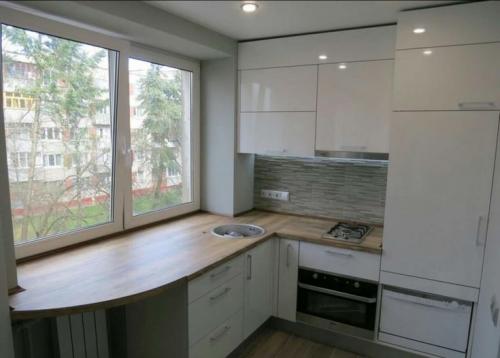 Декор подоконника на кухне. Подоконник на кухне: особенности использования, рекомендации по выбору. 115 фото функциональных подоконников в интерьере кухни