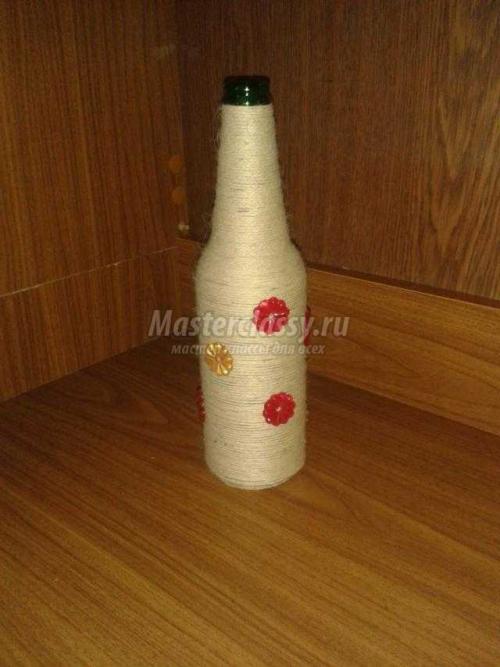 Создай свою уникальную вазу из бутылки и шпагата 11