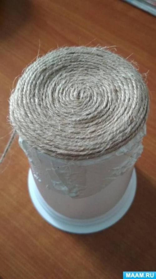 Какие материалы можно использовать для украшения вазы из бутылки и шпагата. Мастер-класс «Оформление бутылок шпагатом, нитками»