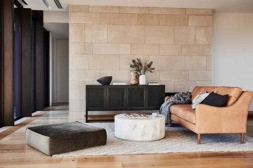 Модные диваны 2023. Материалы изготовления