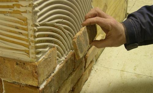 Как клеить декоративный кирпич без швов. Процесс укладки