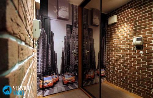 Зал, как совместить декоративный камень и обои. Цветовая палитра