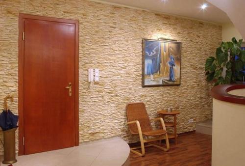 Обои под камень в прихожей. Каменные обои в интерьере коридора