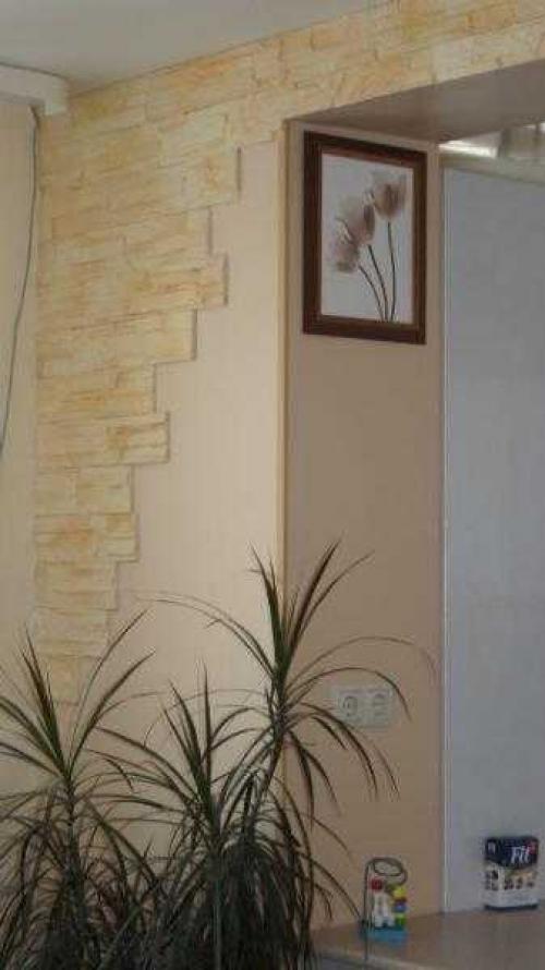 Как клеить декоративный камень на обои. Что сначала клеить гипсовый камень или обои. Отделка кухонь обоями и декоративным камнем 03