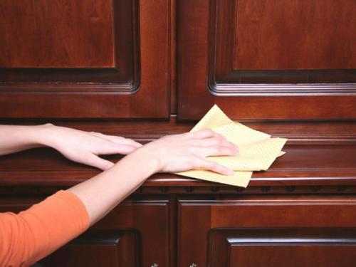 Как избежать образования пятен на корпусной мебели. Уход за полированной, лакированной и глянцевой мебелью в домашних условиях простыми средствами