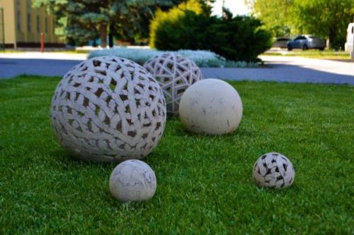 Как сделать шар из бетона. Как сделать оригинальный шар из бетона для украшения загородного участка