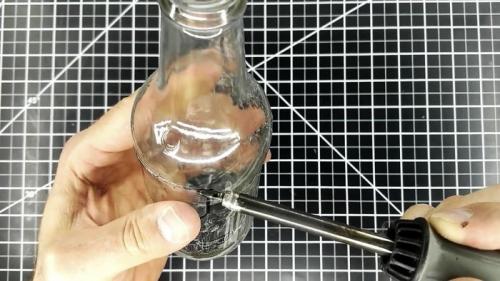 Удивительные вазы из пластиковых бутылок: простой способ создания экологичного декора 17