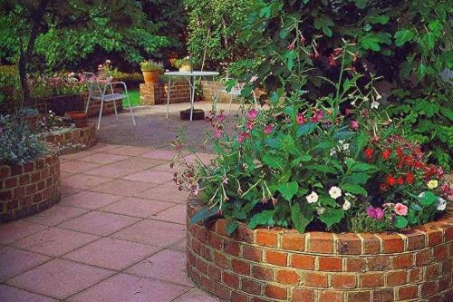 Из подручных материалов: создание клумб и цветников своими руками 11