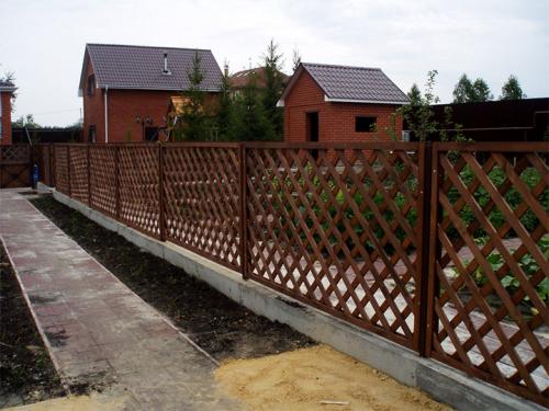 Забор из реек. Строительство решетчатого забора из дерева: материалы, способы монтажа