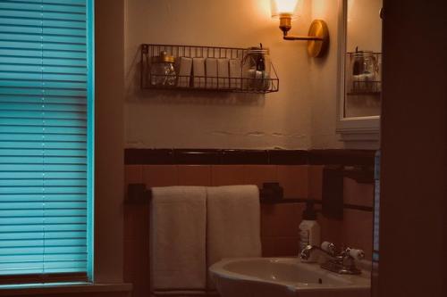 Можно ли вешать зеркало напротив окна. Последствия неправильного расположения