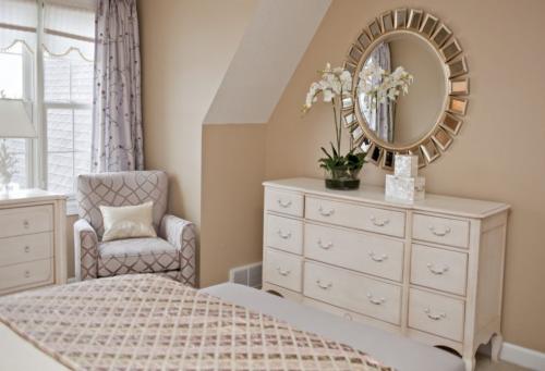 Зеркало в спальне сбоку кровати. Возможные последствия неправильного размещения