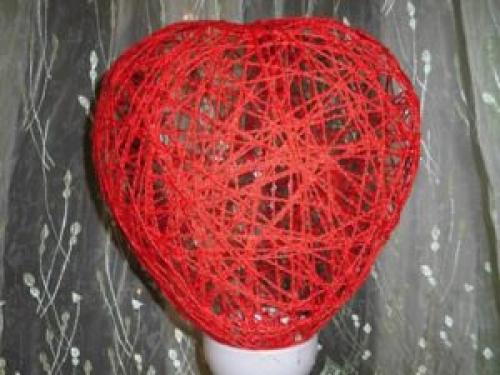 Ваза из ниток и клея своими руками