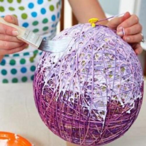 Ваза из ниток и клея своими руками