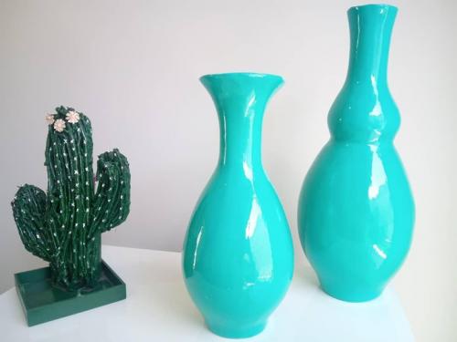 Ваза из пластиковой бутылки и воздушного шарика.. Вот такие прекрасные вазы можно сделать своими руками