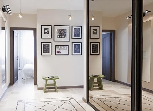 Зеркало сбоку от входной двери. Можно ли устанавливать зеркало напротив входа