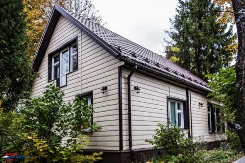 Сейчас я расскажу, как обшить кирпичный дом сайдингом своими руками 26