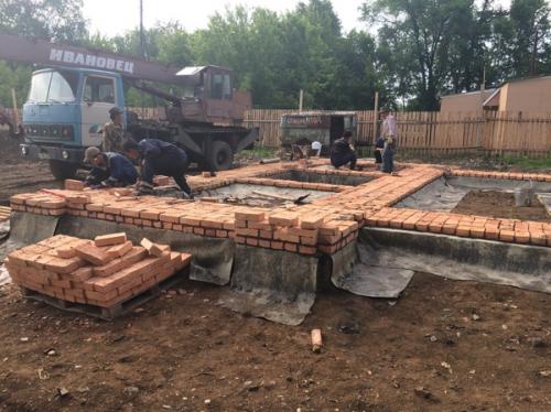 Как правильно подготовить фасад дома перед началом работы с кирпичом. С чего начинается любая облицовочная кладка.