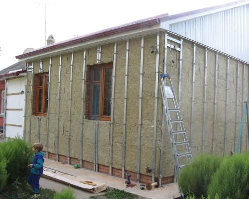 Сейчас я расскажу, как обшить кирпичный дом сайдингом своими руками 11