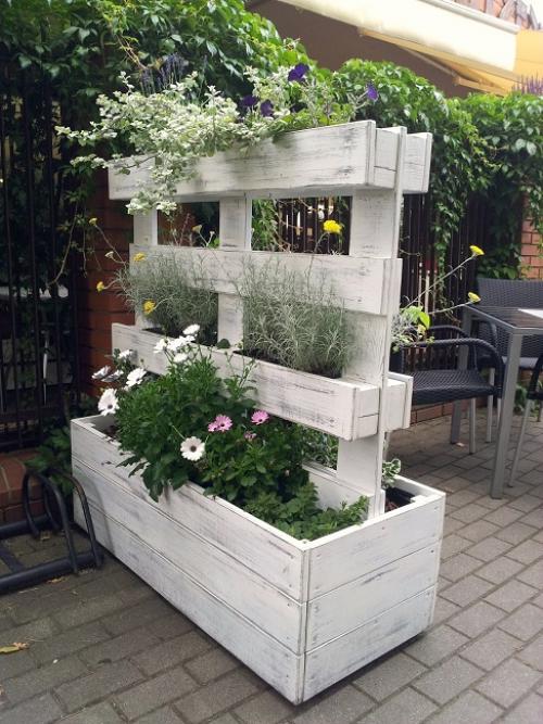 Как создать вертикальную клумбу из подручных материалов. Как сделать вертикальную клумбу самому