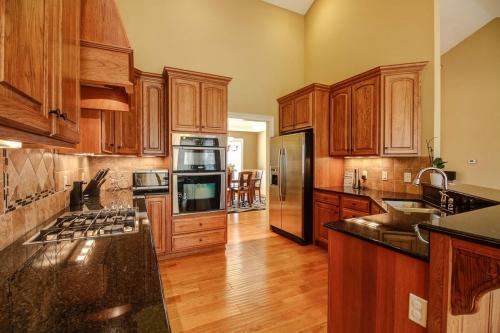 Какой цвет сочетается с коричневым в интерьере. Коричневый цвет в интерьере: где и как? 11