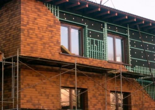 Дизайн фасада частного дома снаружи. Монтаж фасадного покрытия из натурального камня 07