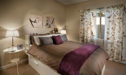 Сочетание цветов в интерьере с коричневой мебелью.  Коричневые оттенки в интерьере спальни