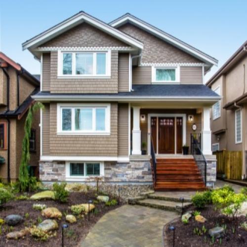 Дизайн фасада частного дома снаружи. Монтаж фасадного покрытия из натурального камня 13