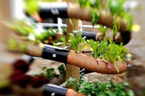 Что можно использовать в качестве подручных материалов для создания клумбы. Как сделать вертикальную клумбу