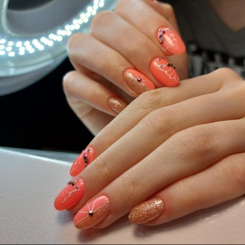 Маникюр персиковый с голубым. Сочетание с одеждой и украшениями