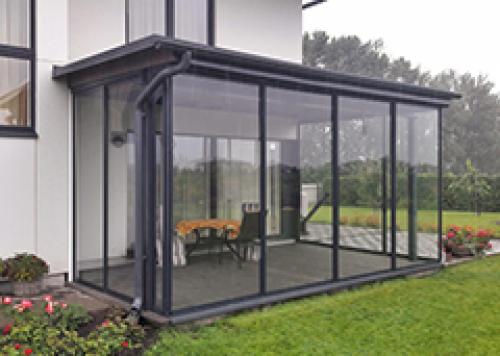 Экономный и эстетичный подход к внешнему остеклению дома 03