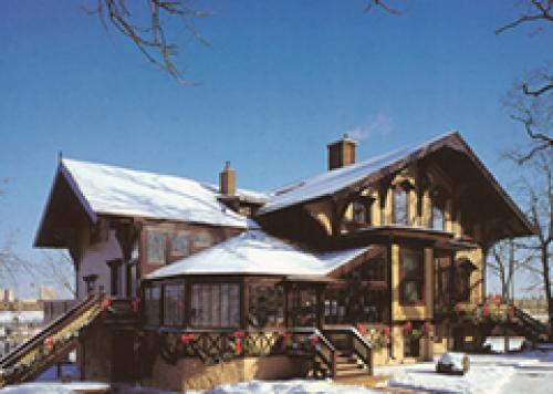 Экономный и эстетичный подход к внешнему остеклению дома 01