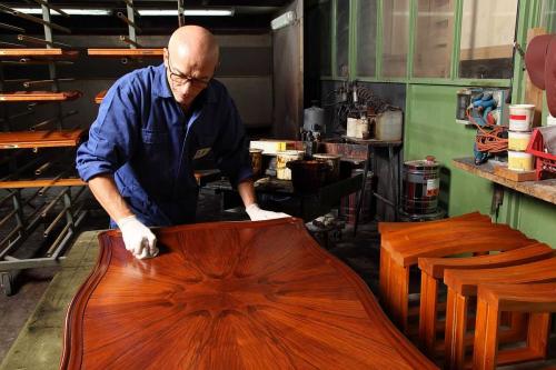 Как вернуть блеск полированной мебели. Способы восстановления, полировка на мебели в домашних условиях