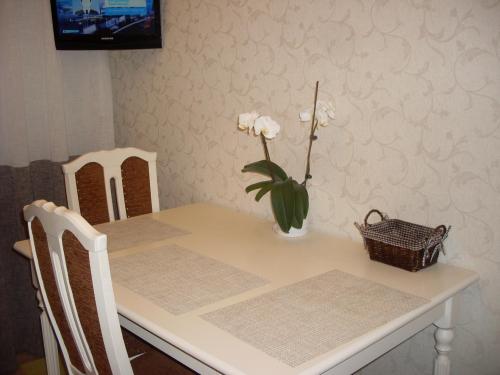 Бежевая кухня. Обои для бежевой кухни