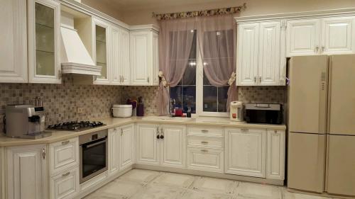 Бежевая кухня. Обои для бежевой кухни