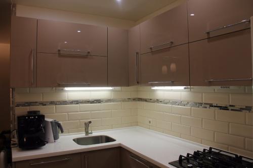 Бежевая кухня. Обои для бежевой кухни