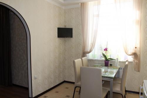 Бежевая кухня. Обои для бежевой кухни