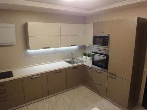 Бежевая кухня. Обои для бежевой кухни