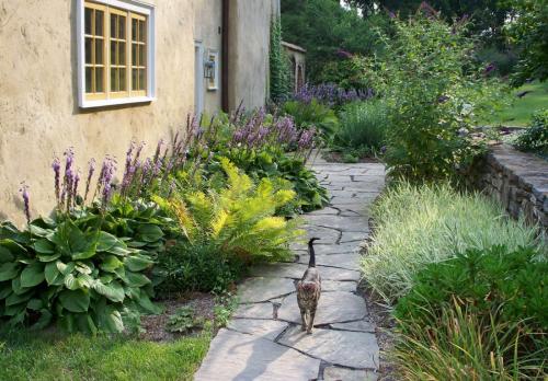 Как сделать садовую дорожку из гальки. Мощение садовой дорожки при помощи камней – укладки булыжников или гальки 08