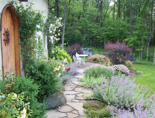 Как сделать садовую дорожку из гальки. Мощение садовой дорожки при помощи камней – укладки булыжников или гальки 03