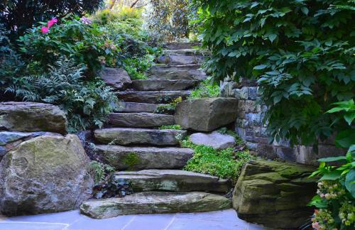 Как сделать садовую дорожку из гальки. Мощение садовой дорожки при помощи камней – укладки булыжников или гальки 04