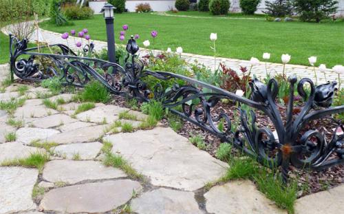 Какие ограждения для клумбы из простых материалов являются наиболее эффективными. Оригинальный заборчик для клумбы, цветника