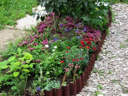 Какие ограждения для клумбы из простых материалов являются наиболее эффективными. Оригинальный заборчик для клумбы, цветника