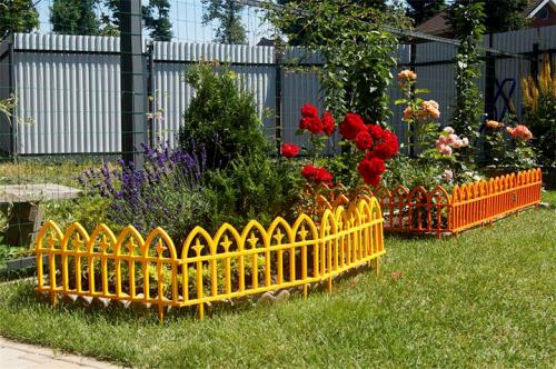 Какие ограждения для клумбы из простых материалов являются наиболее эффективными. Оригинальный заборчик для клумбы, цветника