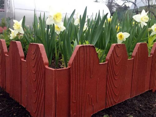 Какие ограждения для клумбы из простых материалов являются наиболее эффективными. Оригинальный заборчик для клумбы, цветника