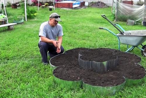 Какие ограждения для клумбы из простых материалов являются наиболее эффективными. Оригинальный заборчик для клумбы, цветника